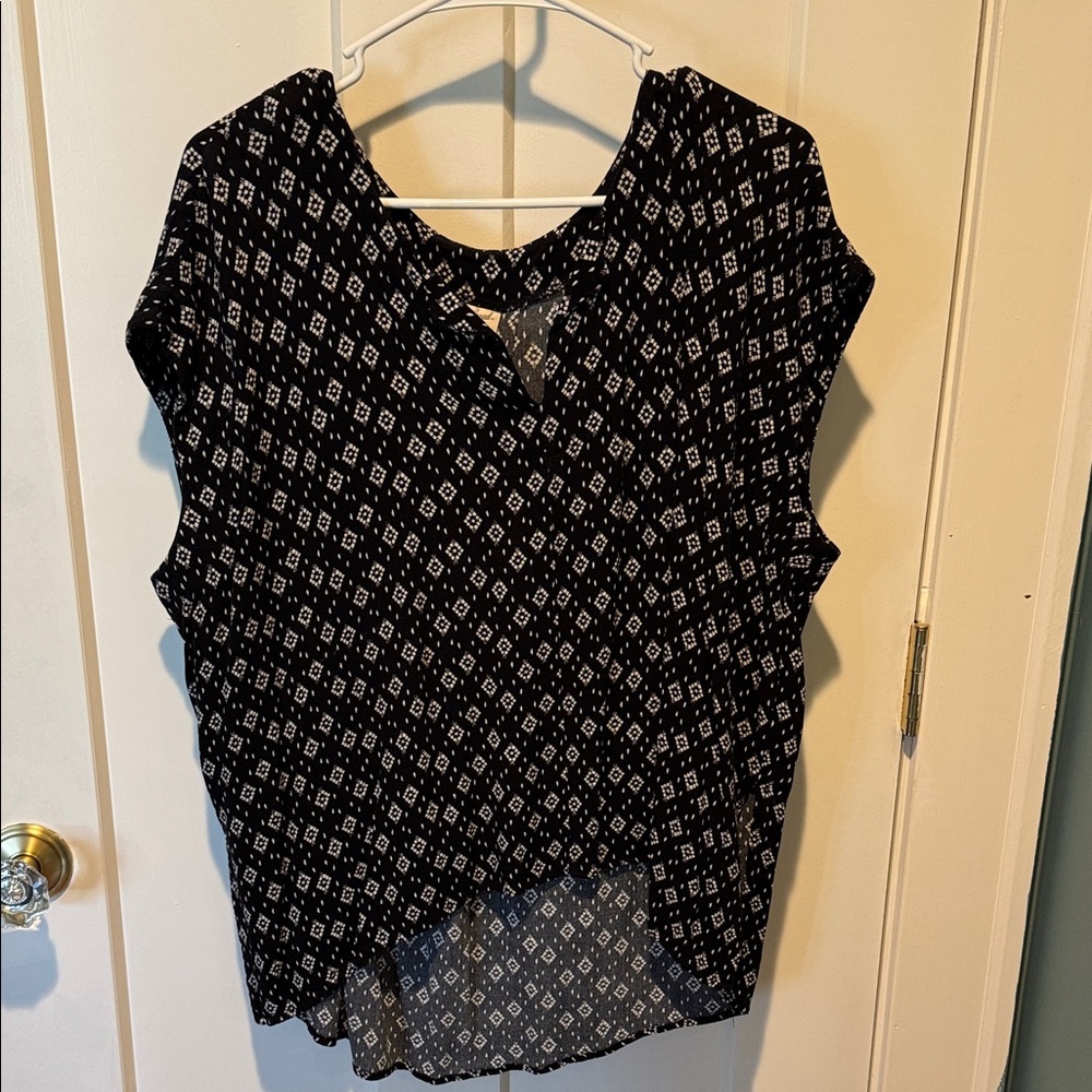 Universal Thread Black and White Geometric Blouse